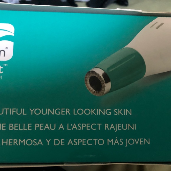 Silk’s ReVit Microdermabrasion with 3 tips.  New in sealed box never used - Picture 3 of 4